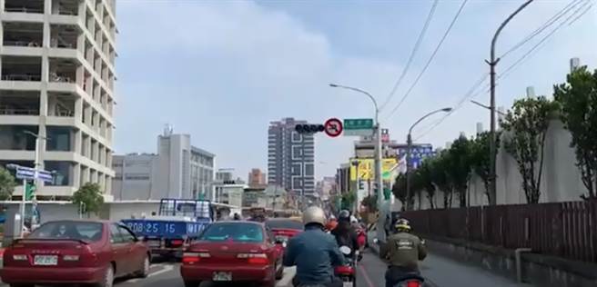 全台大停电，新北市板桥、土城等地区交通号志不亮，导致交通大乱。（影片截图）