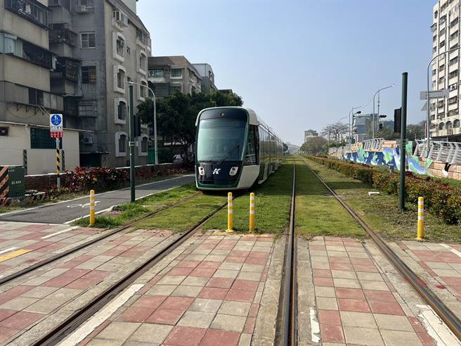 輕軌下行往美術館站的列車行進中遇大停電停駛，目前正等待電力恢復。（翻攝照片／石秀華高雄傳真）