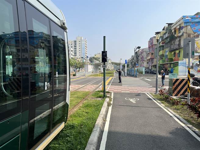 行駛中的輕軌列車上行往凱旋公園行經大公路和鼓山路口時，因停電突然停擺。（翻攝照片／石秀華高雄傳真）