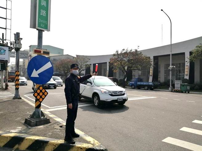 全台大停电，台中第三分局派员到路口指挥交通。（民眾提供／冯惠宜台中传真）