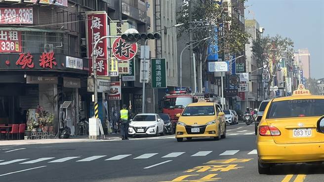 高市區大停電路口沒紅綠燈，交通大亂。（柯宗緯攝）