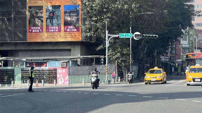 高市區大停電路口沒紅綠燈，交通大亂。（柯宗緯攝）