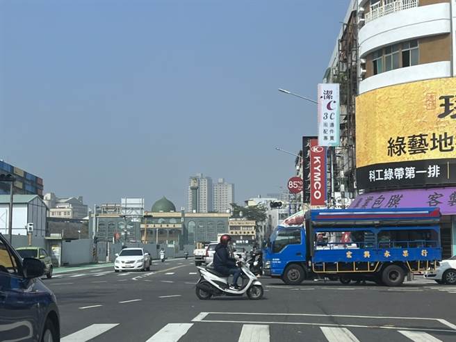 高市區大停電路口沒紅綠燈，交通大亂。（柯宗緯攝）