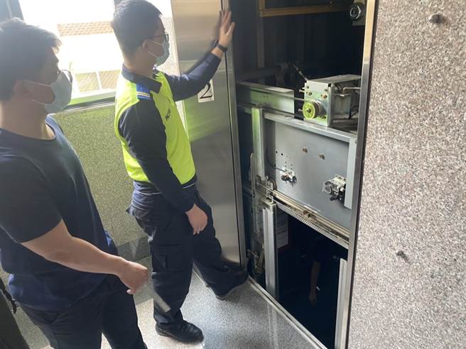 全台大停電，新竹縣目前接獲4件電梯受困案件，已有3人脫困。（新竹縣消防局提供／邱立雅竹縣傳真）