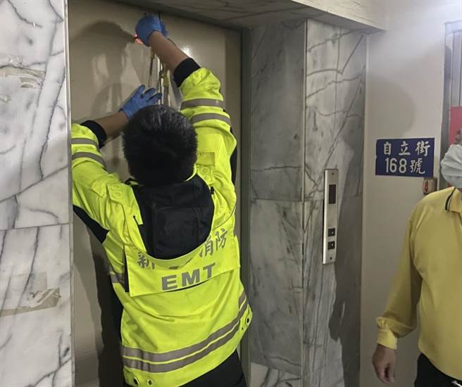 全台大停電上班民眾困鐵龍，頻傳電梯受困案件。(新北市消防局提供)