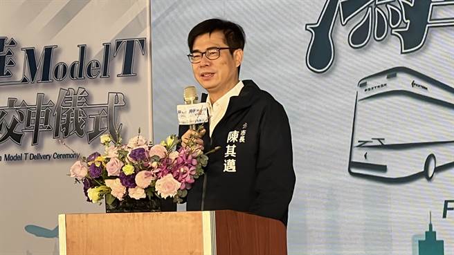 高雄市長陳其邁簡短致詞後先一步早退，以掌握高市整體停電狀況。（柯宗緯攝）