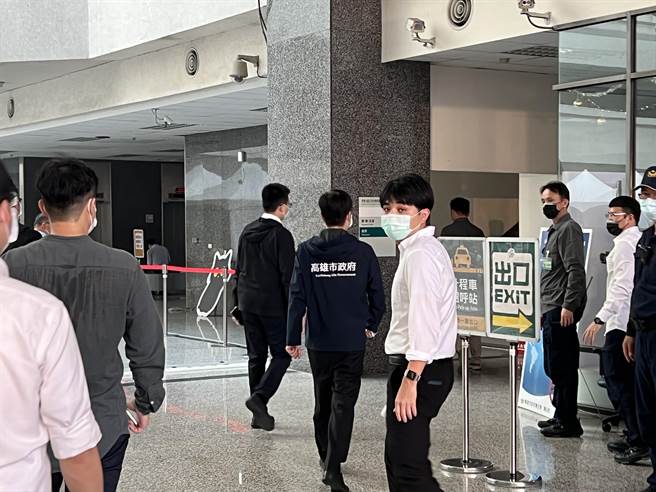 高雄市長陳其邁簡短致詞後先一步早退，以掌握高市整體停電狀況。（柯宗緯攝）
