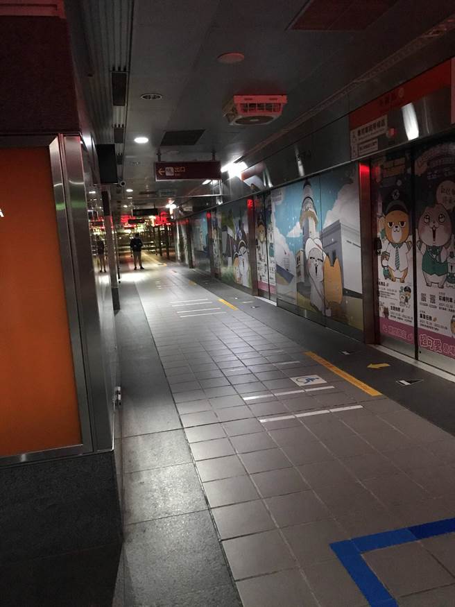 有网友目击，高雄捷运美丽岛站突然没电，一片黑。(翻摄自PTT)