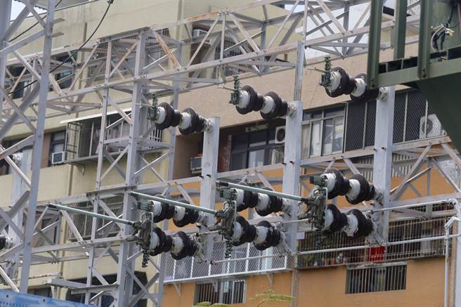 今天上午9时许全台各地陆续传出停电消息，台电嘉义区指出，9点16分时，50条馈线低频卸载，共7万46户停电，9点34分时復电5万8077户，其余正在陆续恢復供电中。（资料照，中央社）