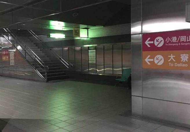 有网友目击，高雄捷运美丽岛站突然没电，一片黑。(翻摄自PTT)