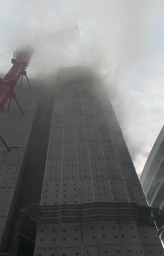 北市富邦大楼上午火警，浓烟狂窜。（民眾提供）