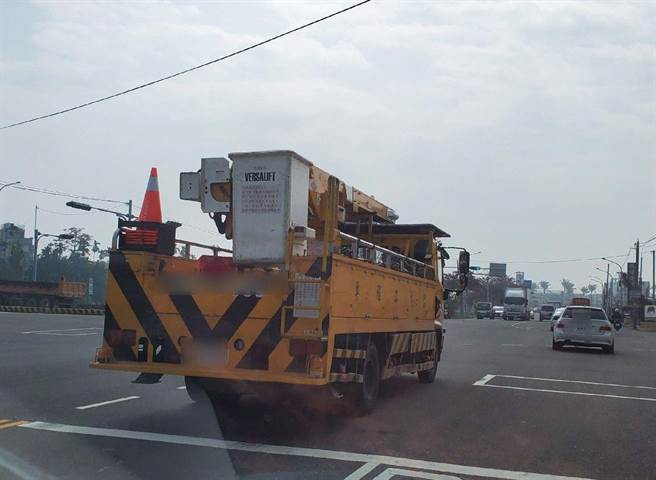 台电公司维修人员到处驰援抢救，今天早上在路上的台电工程车几乎都是奔驰着。（周丽兰摄）