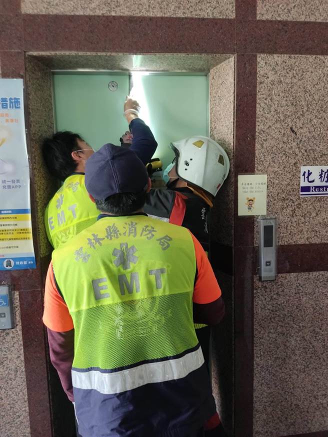 北港镇国税局北港稽徵所发生电梯1名女性受困于电梯，9点55脱困。（民眾提供）