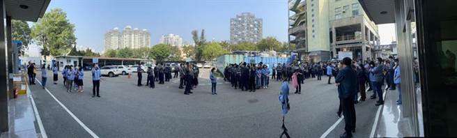 （長科高雄廠區產線人員進行排隊清點中，現場秩序良好。圖／業者提供）