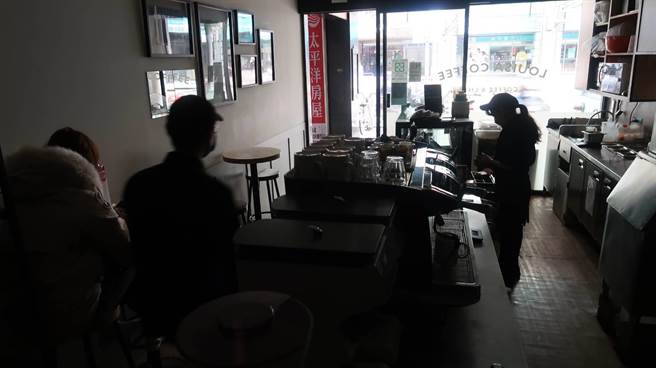 3日上午9时传出全台大跳电，目前包括台北市内湖、中正区、新北市永和、中和，嘉义斗六、高雄都传出停电、跳电，图为台北信义区商店摸黑营业。（王英豪摄）