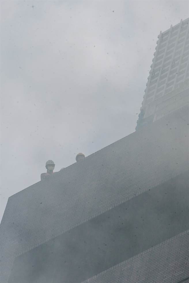 建国南路侧的富邦产险大楼突然冒出大量浓烟，一度传出四名工人受困，警消获报赶往现场升云梯拉水线，起火点于半小时后扑灭，所幸无人伤亡且受困工人皆已疏散，详细起火原因待调查。(郭吉铨摄)