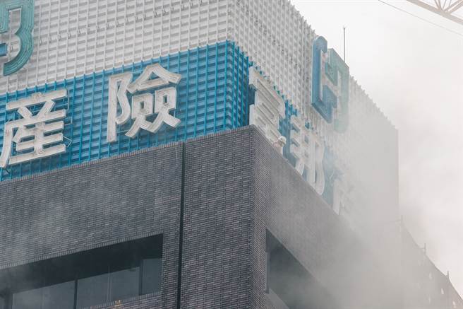 建国南路侧的富邦产险大楼突然冒出大量浓烟，一度传出四名工人受困，警消获报赶往现场升云梯拉水线，起火点于半小时后扑灭，所幸无人伤亡且受困工人皆已疏散，详细起火原因待调查。(郭吉铨摄)