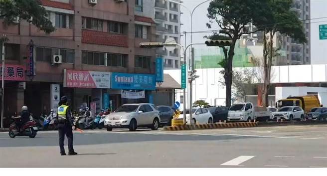 停電導致紅綠燈停止運作，警方指揮路口交通。（讀者提供／張妍溱台中傳真）