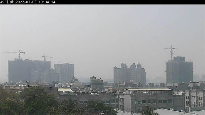 受到东北季风稍减弱，今天竹苗以北位于迎风面，持续受境外污染物移入，中部以南地区位于下风处，受境外污染物传输至当地造成累积。（翻摄自空气品质监测网／林良齐台北传真）