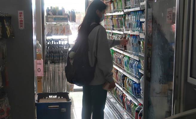 全台大停电，民眾在超商摸黑挑饮料。(王英豪摄)