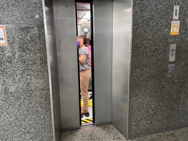 全台大停電，高市府暫停民眾洽公。(洪浩軒攝)