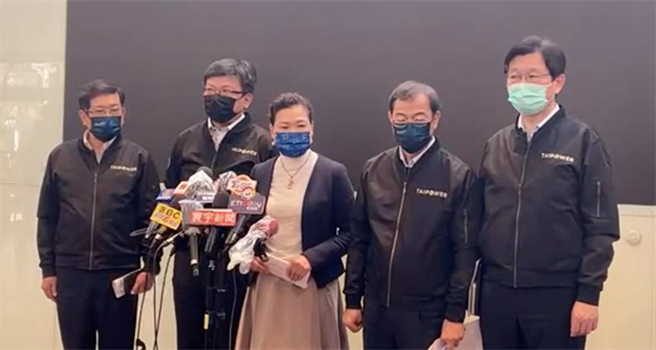 （經濟部長王美花(中)說明上午停電原因。圖／台電直播畫面）
