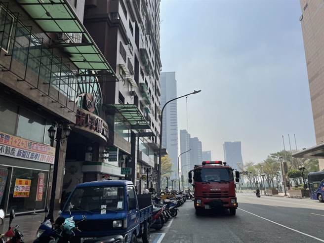 全台大停電，警消人員非常忙碌。（洪靖宜攝）