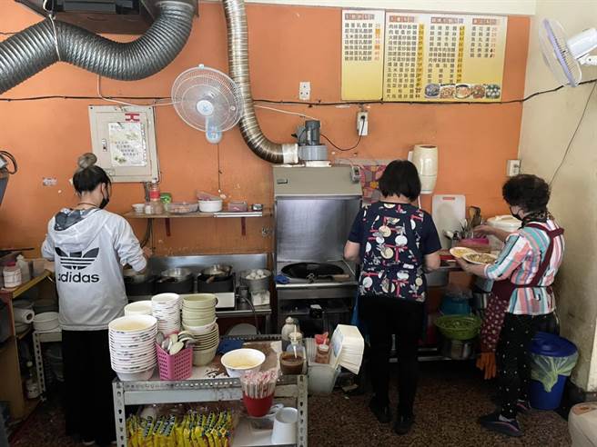 早餐店員摸黑煮早餐。（洪靖宜攝）