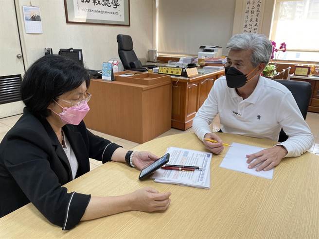 彰化县长王惠美得知后停电后立即前往台湾电力公司彰化区营业处瞭解相关情形。（彰化县政府提供／吴敏菁彰化传真）