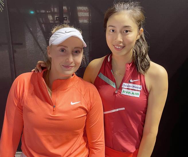 詹皓晴（右）与女双搭挡洛霍芙闯进WTA里昂站赛事8强。（刘雪贞提供）