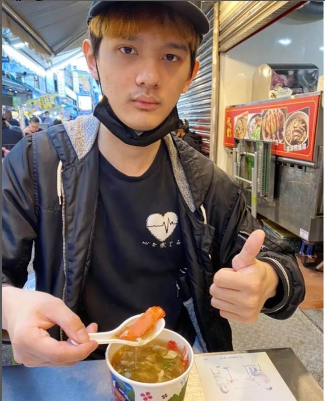 网红「尊」停电时太饿只好走15楼下去拿早餐，最惨是他拿到手后得爬15楼回家吃。(翻摄自loserzun IG)