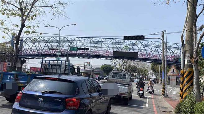 全台大停電，台中市10區有41萬5千戶停電，部分地區的交通標誌也停止運作。（陳淑芬攝）
