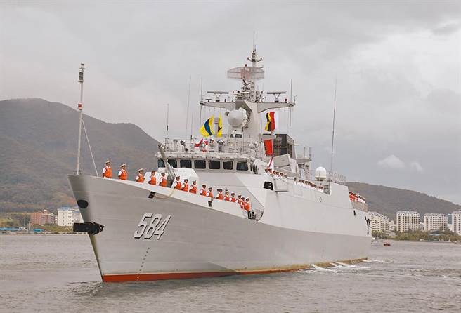 大陸軍艦連三日行經蘭嶼外海，圖為大陸056型「江島」級護衛艦梅州艦，負責巡弋台海中線以西。(中新社)