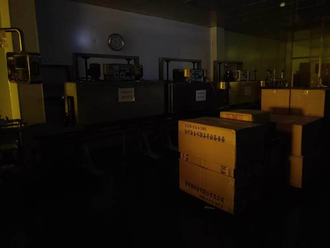 台南市议员蔡育辉家族设立的塑胶公司，今天上午因停电，整个厂内一片黑漆漆。（蔡育辉服务处提供／张毓翎台南传真）