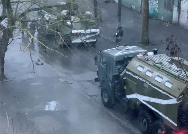 俄罗斯军车和坦克出现在乌克兰南部大城刻松（Kherson）街头。（路透）