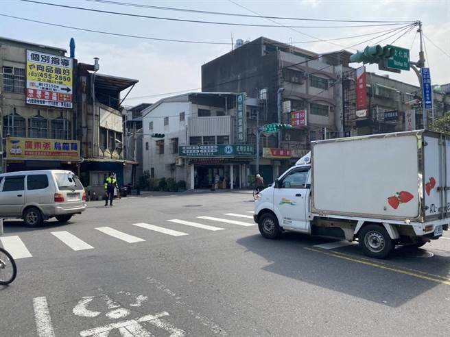 桃园市多处受影响，桃园市警察局统计，停电路口63处。（翻摄照片）