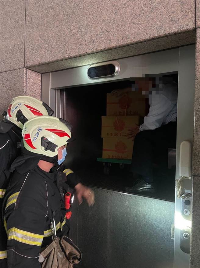 消防局则说，因停电影响电梯共14部，协助19人脱困。（翻摄照片）