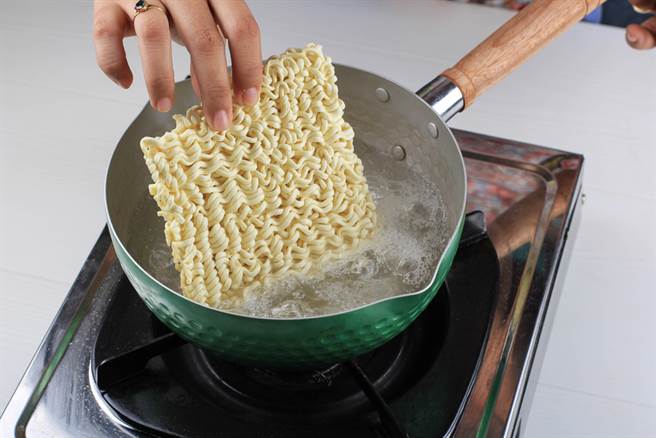 30年来都错了，老饕分享古早味泡麵正确吃法。（图／shutterstock）