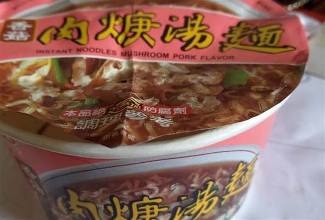 老饕曝古早味泡麵正确吃法。（图／翻摄自爆废公社）