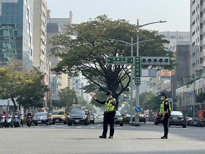 高雄市警察局已派遣581位警力及50位義交民力投入交通疏導工作，會一直持續至停電措施結束，恢復交通順暢為止。(高雄市警察局提供)