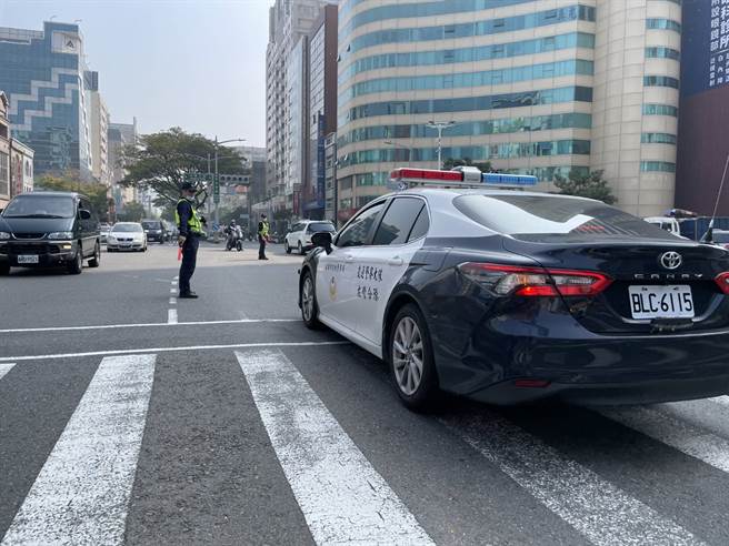 高雄市警察局已派遣581位警力及50位義交民力投入交通疏導工作，會一直持續至停電措施結束，恢復交通順暢為止。(高雄市警察局提供)