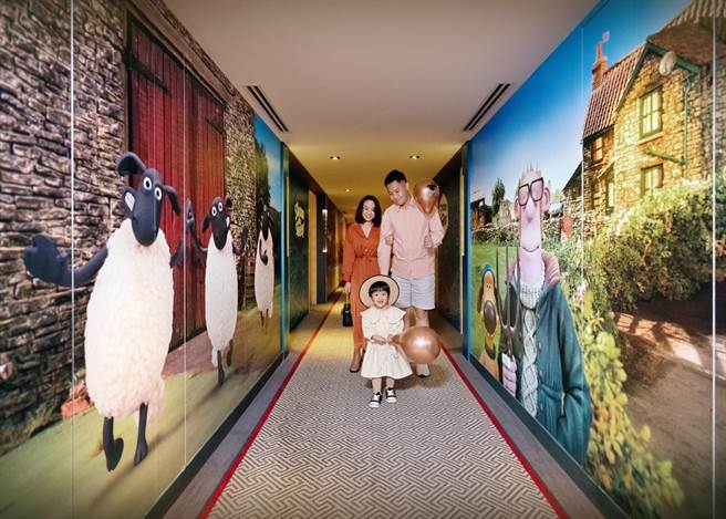 台北君悦笑笑羊客房主题廊道。（君悦提供）