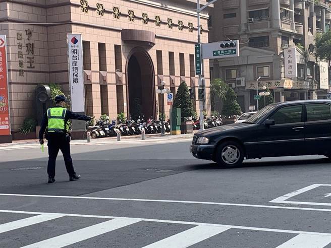 高雄市警察局已派遣581位警力及50位義交民力投入交通疏導工作，會一直持續至停電措施結束，恢復交通順暢為止。(高雄市警察局提供)