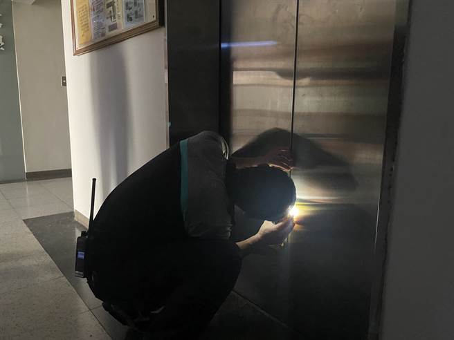 全台3日發生大停電，彰化明道大學有學生受困宿舍電梯，校方獲報趕緊出動工作人員嘗試打開電梯門。（中央社提供）