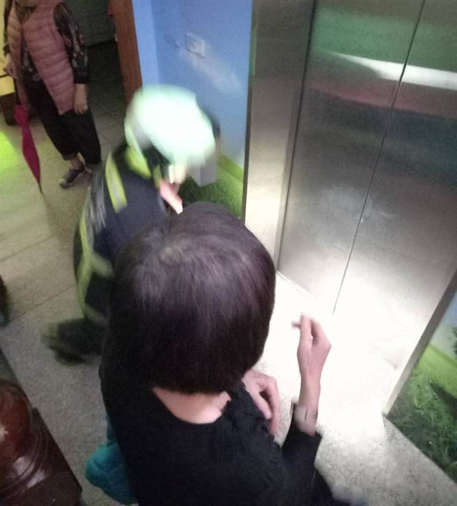 全台3日上午9時左右無預警大範圍停電，台中市多個區域也停電，消防局派員前往協助脫困。（中央社提供）