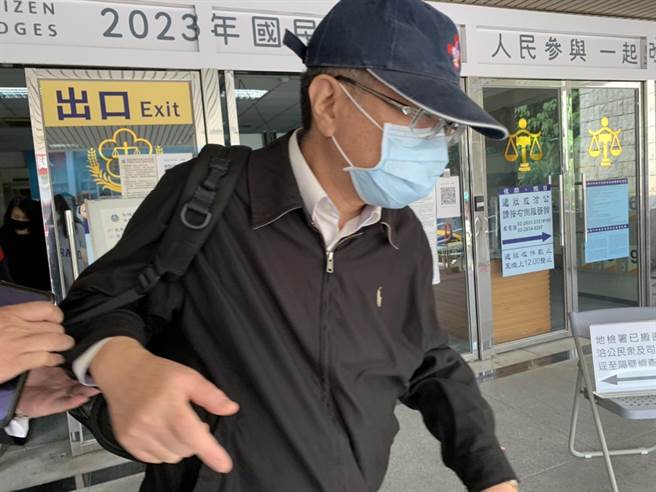 台北市议员潘怀宗贪污案开庭，辩护人抨击起诉检察官没有遵守承诺建请法院给予缓刑。（李文正台北传真）