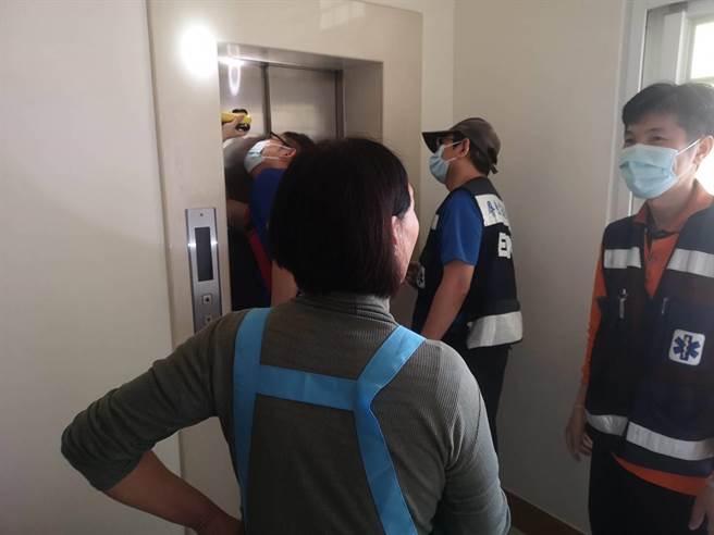 屏东消防局指出，停电后共受理11件电梯受困案件，目前均已协助15人脱困，无人员受伤。（屏东消防局提供／谢佳潾屏东传真）