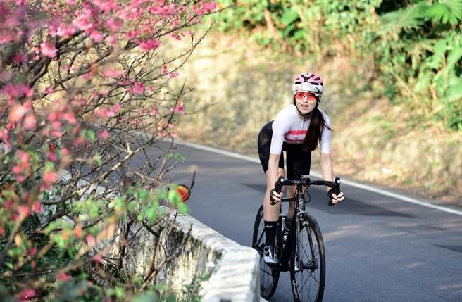 在單車達人舒舒的帶領下，目前不僅推出羅馬公路一日遊行程，未來也將玩法豐富、更有趣的兩鐵列車行程。（雄獅提供）