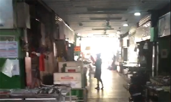 今日发生全台无预警大停电，台电昨晚才发文提醒，看到路边电线脱落或电杆倾斜，让网友联想今日大停电，直言「真巧，这是预告今天会大停电吗？台电是先知吗？」（图／读者提供）