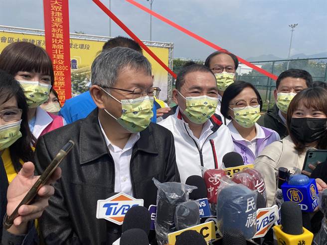 台北市長柯文哲、新北市長侯友宜3日出席環狀線北環段北機廠CF680C區段標工程動土典禮，台北市長柯文哲受訪表示，這已經是總統蔡英文任內第4次大停電，「大家心裡有數，有缺電啊！」，中央要面對事實上的缺電問題。(戴上容攝)